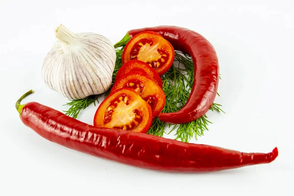 Röd Varm Paprika Med Vitlök Och Tomater Körsbär Vit Bakgrund — Stockfoto