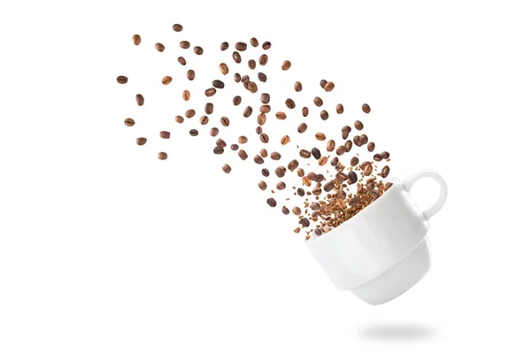 Kávová Zrna Bílý Šálek Kávy Izolovaných Bílém Pozadí — Stock fotografie