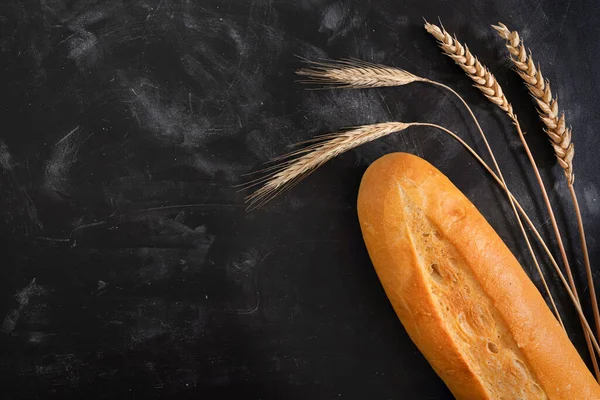 Свіжий Французький Багетний Хліб Пшениця Темному Тлі Вид Зверху — стокове фото