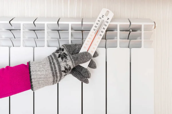 Kvinnlig Hand Varm Handske Håller Termometer Nära Kylaren Temperaturkontroll Kall — Stockfoto