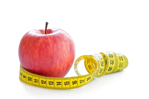 白い背景に分離された測定テープを持つ赤いリンゴ 健康的なライフスタイル 食事のコンセプト — ストック写真