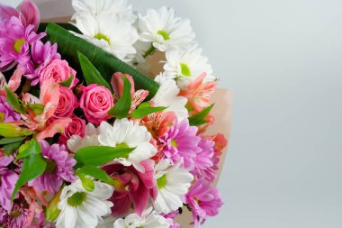 Gri arka planda renkli bir buket çiçek. Çiçeklerin renkli arkaplanı.