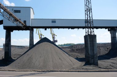 Kömür madenciliği ve depolama. Liman kömür işleme terminalinde çalışıyorum. Taş kömür endüstrisi.