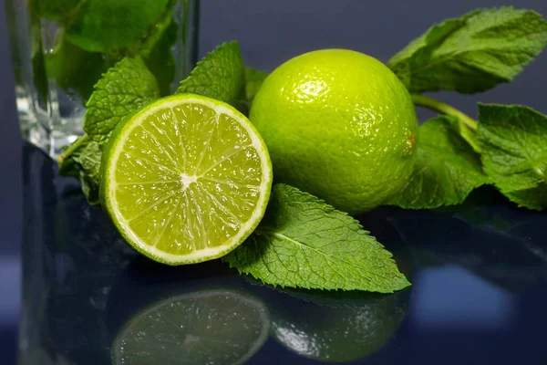Koyu Bir Arka Planda Taze Yeşil Nane Limon Yakın Plan — Stok fotoğraf