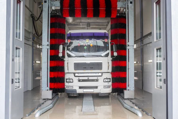 Vrachtwagen Bij Een Wasstraat Met Hogedrukwater Met Wasmiddelen Vrachtwagenservice Automatische — Stockfoto