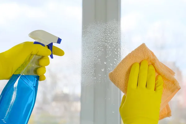 Weibliche Hände Gelben Gummihandschuhen Waschen Die Fenster Mit Lappen Und — Stockfoto