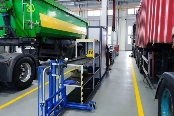 Vrachtwagens Worden Gediagnosticeerd Een Grote Garage Service Reparatie Van Vrachtwagens — Stockfoto