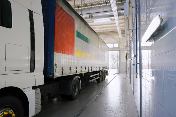 Vrachtwagen Bij Een Wasstraat Een Grote Garage Auto Service Reparatie — Stockfoto