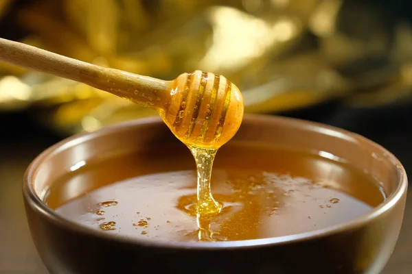 Ξύλινη Κουτάλα Μέλι Που Στάζει Πιάτο Βιολογικά Προϊόντα Μελισσών — Φωτογραφία Αρχείου