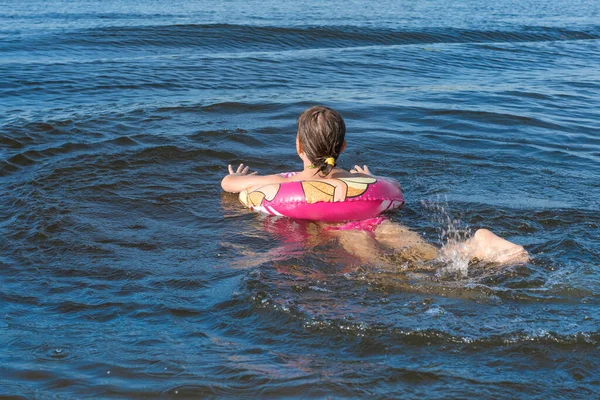 Una Bambina Nuota Mare Anello Gomma Vacanze Estive — Foto Stock