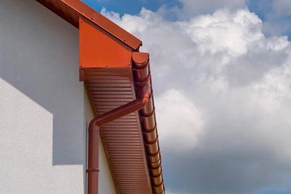 家の金属製の屋根と排水 クローズアップ サイドビュー — ストック写真