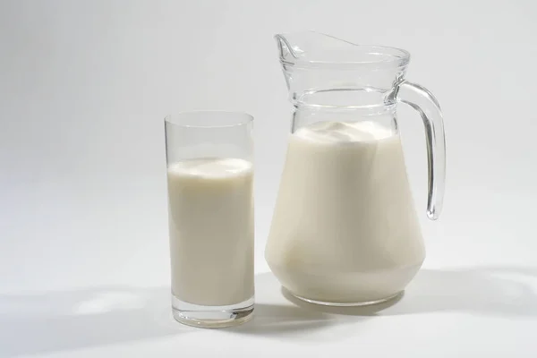 Glas Und Krug Mit Frischer Milch Auf Grauem Hintergrund Milchprodukte — Stockfoto
