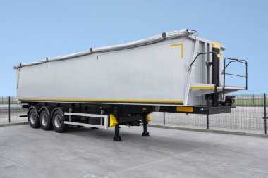 Karavan park etmiş. Kamyon römorku. Satış, kiralama ve römorkların bakımı. Yakın plan..