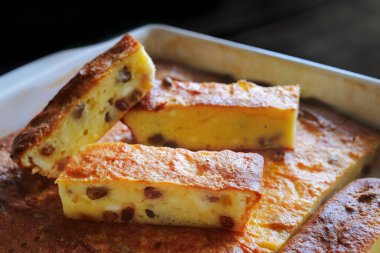 Fırında kaymak güveciyle seramik kase, yakın plan. Ev yapımı kekler..