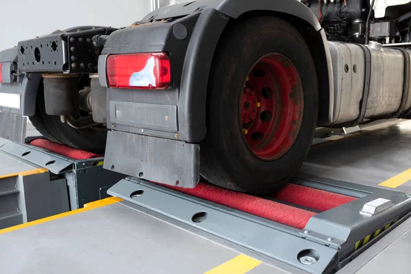 Vrachtwagen Een Auto Service Voor Service Reparatie Onderhoud Van Vrachtwagens — Stockfoto