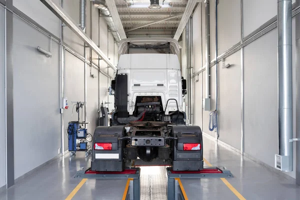 Ciężarówka Serwisie Samochodowym Konserwacji Obsługa Naprawa Samochodów Ciężarowych Dużym Garażu — Zdjęcie stockowe