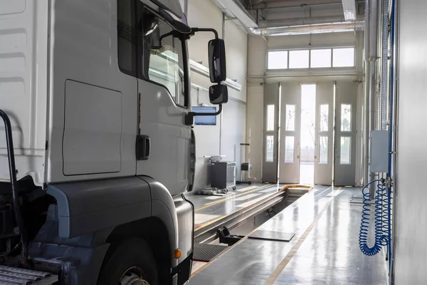 Vrachtwagen Een Auto Service Voor Onderhoud Service Reparatie Van Vrachtwagens — Stockfoto
