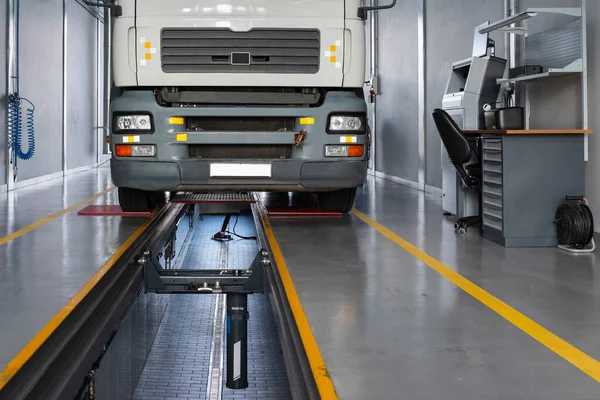 Vrachtwagens Onderhouden Een Autoservice Servicetruck Een Grote Garage Dump Vrachtwagens — Stockfoto