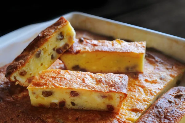 Fırında kaymak güveciyle seramik kase, yakın plan. Ev yapımı kekler..