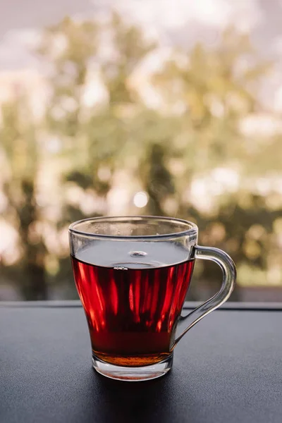 Filiżanka Pachnącej Herbaty Stoi Przy Oknie Przezroczysty Kubek Drinkiem — Zdjęcie stockowe