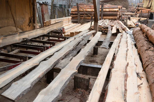 Drewniane Deski Leżą Tartaku Obróbka Drewna Tartaku Piła Suszenie Obrót — Zdjęcie stockowe