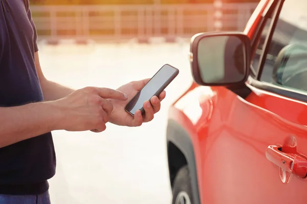 一个男人站在外面的汽车旁边用手机 现代生活方式 — 图库照片