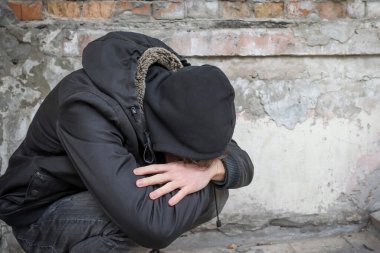 Bir kişi uzun süreli uyuşturucu kullanımından sonra uyuşturucu bağımlılığı krizi yaşayan bir bağımlıdır. Bağımlılık kavramı.