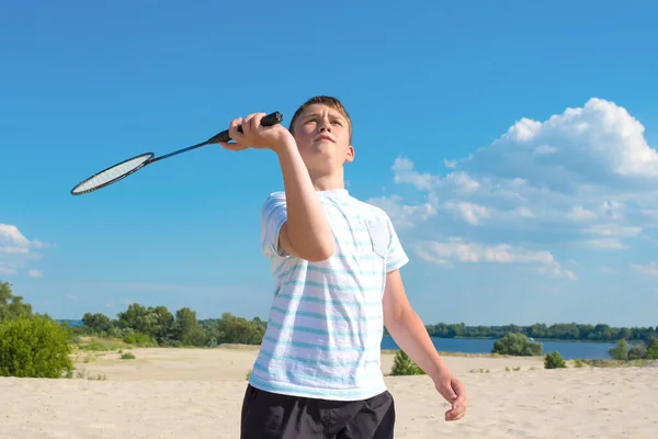 Хлопчик Грає Бадмінтон Відкритому Повітрі Пляжі Літній Сонячний День Здоровий — стокове фото