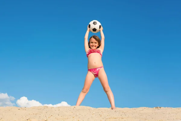 Szczęśliwa Dziewczynka Bawi Się Plaży Piłką Słoneczny Letni Dzień Koncepcja — Zdjęcie stockowe