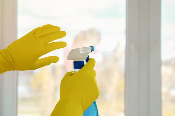 Руки Резиновых Перчатках Моющее Средство Заднем Плане Окна Крупным Планом — стоковое фото