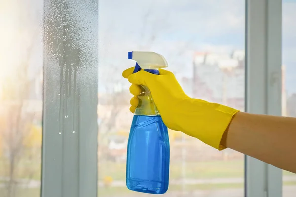 Städning Rengöring Smutsiga Fönster Med Tvättmedel Hushållens Koncept — Stockfoto