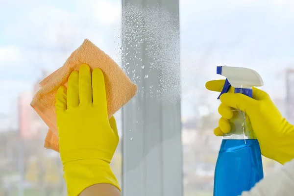 Limpeza Janela Com Pano Detergente Close Conceito Limpeza — Fotografia de Stock