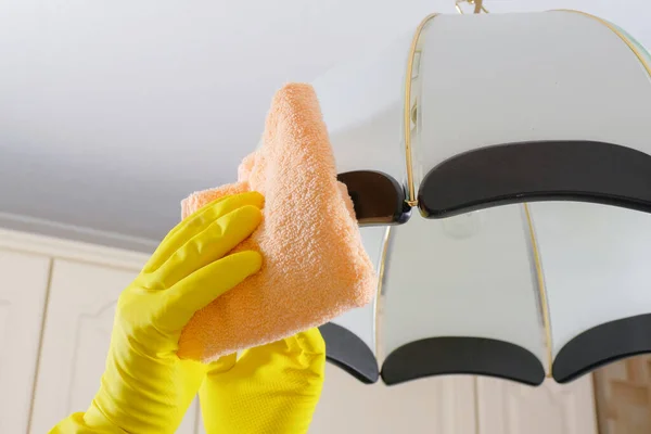 Руки Резиновых Перчатках Вытирают Пыль Люстры Уборка Дома Услуги Уборке — стоковое фото