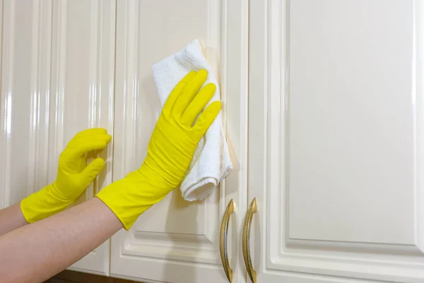 Руки Жёлтых Защитных Перчатках Вытирают Пыль Кухонной Мебели Уборка Дома — стоковое фото