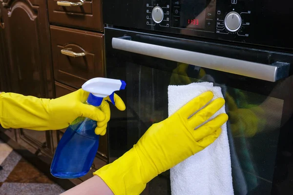Руки Резиновых Перчатках Тряпкой Моющим Средством Вытрите Духовку Кухне Уборка — стоковое фото