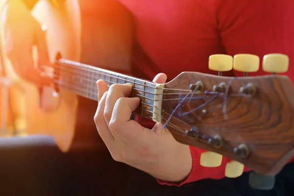 Чоловік Грає Гітарі Крупним Планом Музикант Грає Гітарі Музичному Фоні — стокове фото