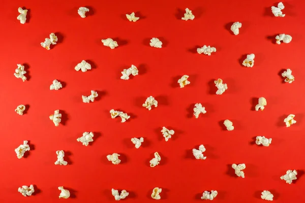 赤を基調とした塩ポップコーンの食感 ポップコーンの質感の背景のトップビュー — ストック写真