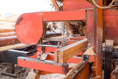 Bıçkıhane. Bıçkıhanenin teçhizatında kereste kesme ve işleme.