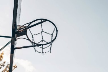 Eski metal basketbol potası. Etkin yaşam tarzı kavramı.