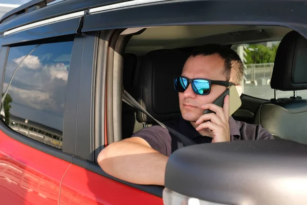 一个商人坐在车里用电话交谈的画像 — 图库照片
