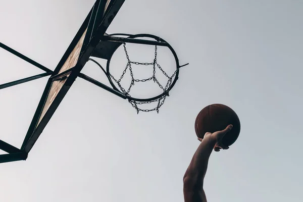 Силуэт Руки Баскетболиста Бросающего Мяч Ринг — стоковое фото