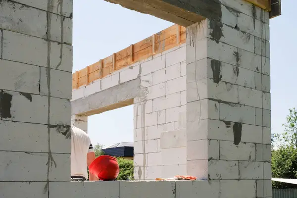 Nşaat Alanındaki Havalandırma Betonu Köpük Bloğundan Yapılmış Bir Evin Köşesi — Stok fotoğraf