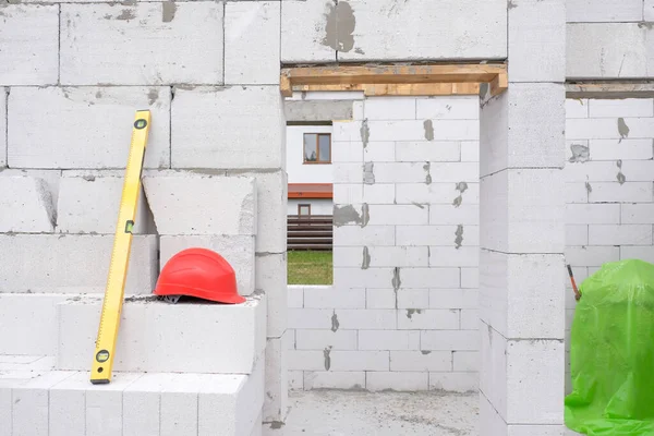 ガスブロックから家の壁や建設現場の作業ツール 施工概念 — ストック写真