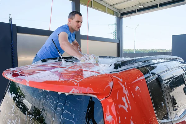 Ένας Άνθρωπος Πλένει Ένα Αυτοκίνητο Ένα Πλυντήριο Αυτοκινήτων Αυτοκίνητο Είναι — Φωτογραφία Αρχείου