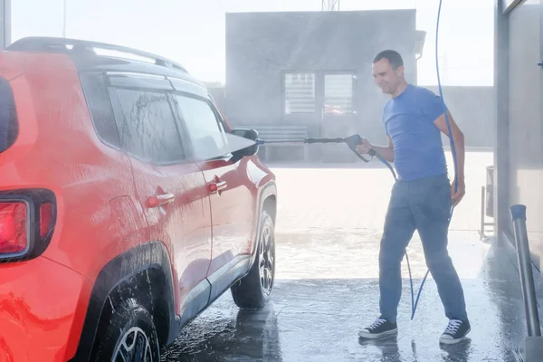 Πλύσιμο Αυτοκινήτου Νερό Υψηλής Πίεσης Άνθρωπος Πλένει Αυτοκίνητο Εξωτερικούς Χώρους — Φωτογραφία Αρχείου