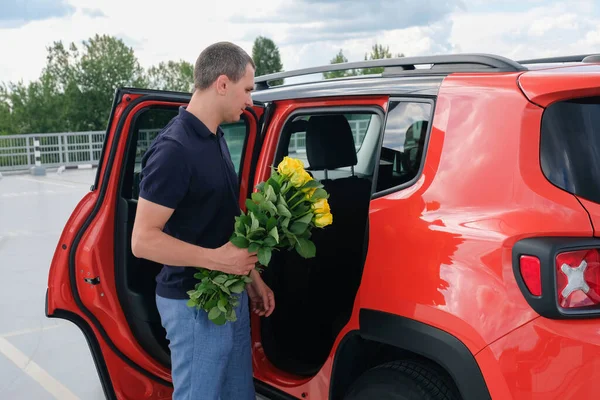 Ένας Άντρας Ένα Μπουκέτο Κίτρινα Τριαντάφυλλα Κοντά Στο Αυτοκίνητο Στο — Φωτογραφία Αρχείου