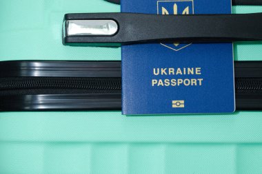 Ukrayna pasaportu ve bagaj yakın plan.