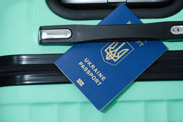 Ukrayna 'nın yabancı pasaportu ve bagaj yakın plan.