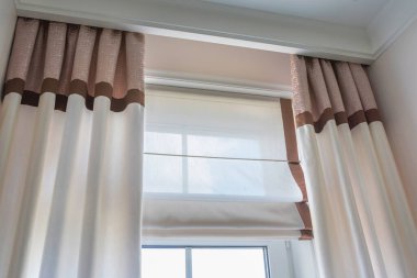 Perde dekorasyon oturma odasında.