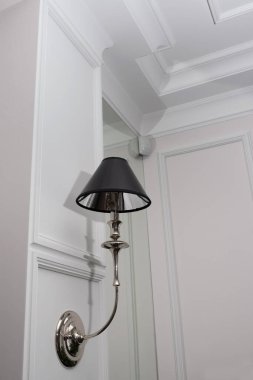 Duvar lambası şık bir iç mekan..